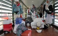 Jemaah Haji Sujud Syukur saat Tiba di Tanah Air