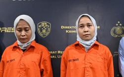 Ekspresi Si Kembar Penipu Rihana dan Rihani Pakai Baju Tahanan Polda Metro Jaya