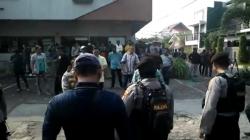 Eksekusi Kafe di Surabaya Ricuh, Petugas Diadang Sekelompok Orang<
