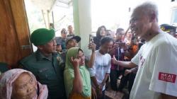 Ketika Ganjar ke Tegal dan Tengok Slamet yang Kepalanya Robek Tertimpa Genting Pascagempa Bantul