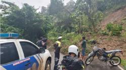 Longsor Tutup Jalan Trans Sulawesi Kolaka-Koltim, Antrean Panjang Kendaraan Mengular<