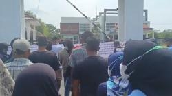Oknum Kades di Ogan Ilir Didemo Warga, Dituding Pungli Pembagian Beras BPNT
