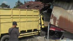 Truk Seruduk Rumah Warga di Muarojambi, Bocah 5 Tahun Terluka 