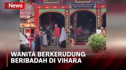 Viral! Wanita Berkerudung Beribadah di Vihara Singkawang