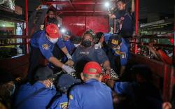 Penampakan Pria Obesitas Dievakuasi Belasan Damkar dengan Forklift ke RSUD Tangerang