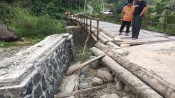 Jembatan Penghubung 2 Kampung Adat di Sukabumi Nyaris Roboh, Bahayakan Pelintas