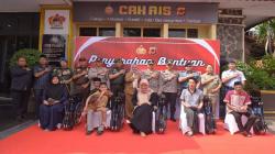 Penyandang Disabilitas di Kota Cirebon Semringah Dapat Kursi Roda dari Kapolda Jabar<