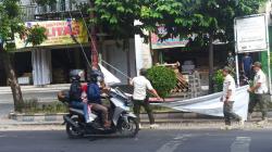 Satpol PP Tertibkan Puluhan Spanduk People Power di Solo <