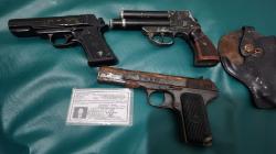 Warga Astana Anyar Serahkan 3 Pistol ke Kodim 0618 Kota Bandung, Ini Penampakannya
