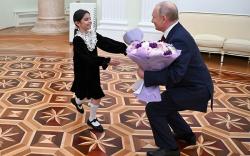 Momen Vladimir Putin Ajak Gadis 8 Tahun dari Wilayah Termiskin Rusia Duduk di Kursi Presiden