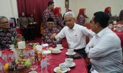 Ganjar Pranowo Kunjungi Banyuasin, Dijamu Empek-Empek Bupati Askolani<