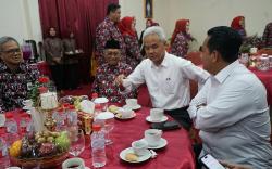 Berkunjung ke Banyuasin, Ganjar Dijamu Empek-Empek oleh Bupati Askolani