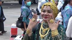 Hajah Glamor Pamer Emas 100 Gram Curi Perhatian saat Tiba di Bandara Sultan Hasanuddin<