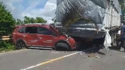 Kecelakaan Beruntun di Jembatan Sei Katingan, Mobilio Terjepit di Kolong Truk Tronton