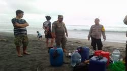 Perahu Hancur Dihantam Ombak Besar, 2 Nelayan Hilang di Pantai Ciujung Cianjur<