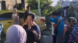 Viral Warga Mamuju Nangis Haru karena Berpisah dengan Tetangga Pindah Tugas ke Bali<