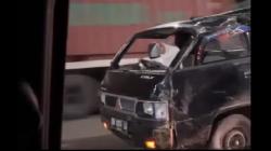 Viral Emak-Emak Setir Pikap Penyok Ngebut di Jalanan Maros