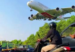 Viral! Pesawat Terbang Sangat Rendah di Atas Pengendara Motor dan Mobil