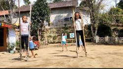Serunya Anak-anak Lereng Gunung Merbabu Isi Liburan Sekolah, Main Egrang hingga Bakiak<