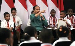 Ketika Presiden Jokowi Berikan Soal Matematika kepada Siswa SD Papua