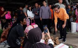 Presiden Jokowi Temui Pedagang Pasar Pharaa Jayapura