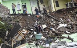 Rumah Perum Pesona Hijau Tasikmalaya Terseret Longsor<