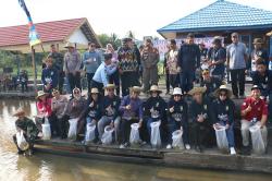 Bupati Barito Utara Ikuti Penebaran Benih Ikan di DAM Trinsing<