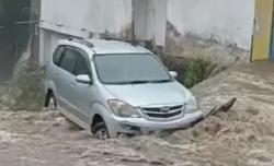 Banjir Bandang di Tabanan, Mobil Terseret Air Nyaris Jatuh ke Sungai