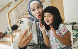 Potret Kedekatan Venna Melinda dengan Putri Bungsu di Tengah Kesibukan