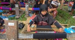 Kampung Unik di Lombok, Hanya di Desa Ini Syarat Wajib Menikah bagi Perempuan Harus Bisa Menenun