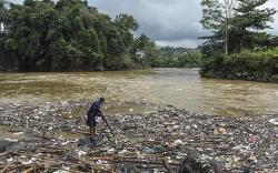 Sampah Dibuang Warga Menumpuk di Sungai Ciwulan
