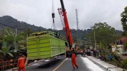 Evakuasi Sopir Truk Terjepit di Lingkar Gentong Tasikmalaya Dramatis<