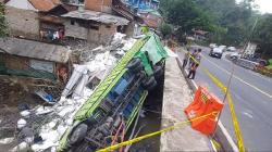 Kecelakaan di Tasikmalaya, Truk Tabrak Rumah lalu Terjun ke Sungai, Sopir Tewas<