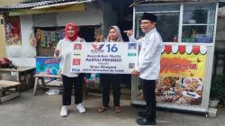 Terpuruk akibat Pandemi, Pemilik Warung Kecil di Bandung Semringah Dibantu Partai Perindo <