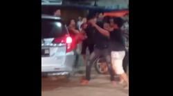 Dipicu Senggolan, Pengemudi Mobil Dipukuli Puluhan Pemuda di Depan Istri dan Anak