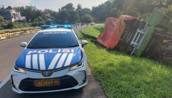 Dump Truck Terguling di Tol Jagorawi akibat Sopir Mengantuk