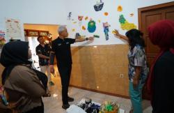 Ganjar Kunjungi Studio Seni Berbahan Plastik di Jogja, Seniman: Wah Seneng Banget, Bangga Rasanya