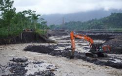 Perbaikan Jalur Aliran Lahar Gunung Semeru