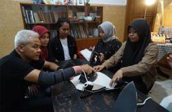 Kunjungi Tactic Plastik Studio, Ganjar: Sampah Jadi Karya Seni Instalasi Bernilai Ekonomi<