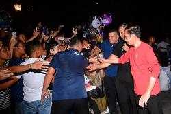 Presiden Jokowi Sapa Pengunjung Malioboro, Warga: Saya Gemetar Dikasih Kaos<