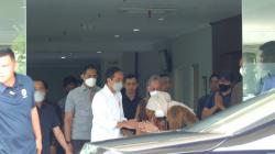 Presiden Jokowi Jenguk Cak Nun di RSUP Sardjito, Disambut Novia Kolopaking
