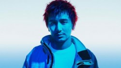 Manggung di Jakarta, Penyanyi Jepang Fujii Kaze Pakai Tenun Rancangan Desainer Indonesia