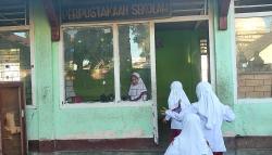 Ruangan Ambruk, Hari Pertama Sekolah Siswa SD di Lombok Timur Pindah ke Perpustakaan<