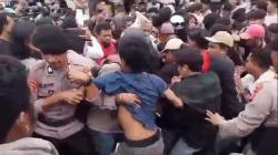 Eksekusi Bangunan di Ternate Ricuh, Pemilik Rumah-Mahasiswa dan Aparat Saling Dorong