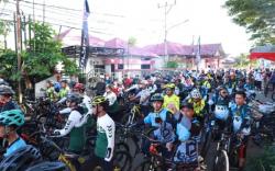 Meriahkan HUT ke-77 Bhayangkara, Ribuan Warga Hulu Sungai Utara Gowes Bersama