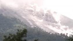 Gunung Karangetang Keluarkan Guguran Awan Panas, Warga Dusun Bolo Diungsikan<