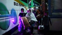 Gelombang Kedua Jemaah Haji Tiba di Garut, Disambut Bahagia Keluarga<