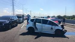 Detik-Detik Mobil Putih Ugal-ugalan Terekam Kamera, Terhenti Setelah Hantam Pembatas Tol