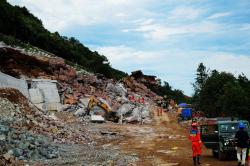 Tanah Longsor Terjang Lokasi Pembangunan Jalan Tol, 1 Orang Tewas 7 Lainnya Hilang