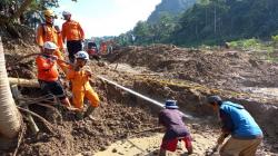 3 Hari Tertimbun Longsoran Tebing, Warga Garut Belum Juga Ditemukan<